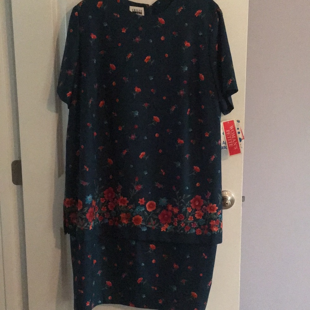 Women dress - Picture 1 of 5
